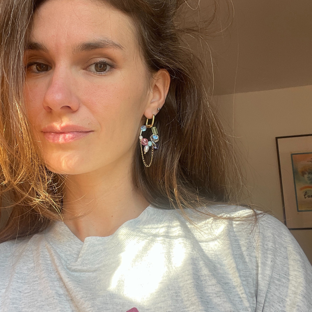 Boucles d’oreilles Healing faites main avec perles rose, bleues, vertes et violettes, tons pastels, originales, création Bibi Joue, pièce unique