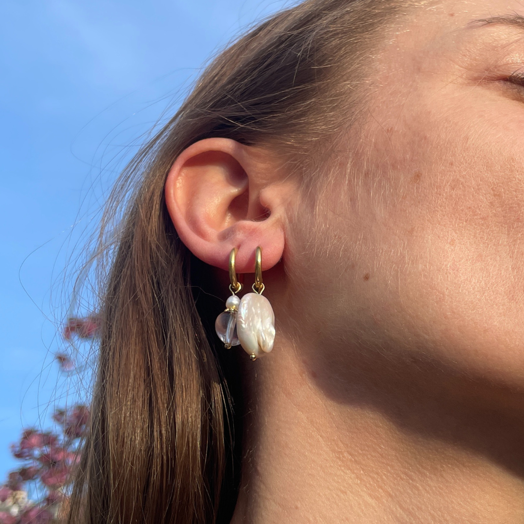Boucles d'oreilles Single Ladies portées, boucles individuelles et asymétriques, perles baroques et cristal de roche, création faite main Bibi Joue