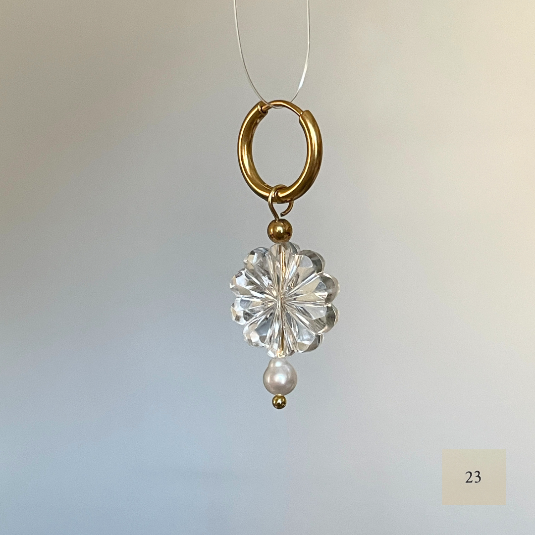 Boucle d'oreille individuelle Single Ladies, perles anciennes et perles d'eau douce, création faite main Bibi Joue