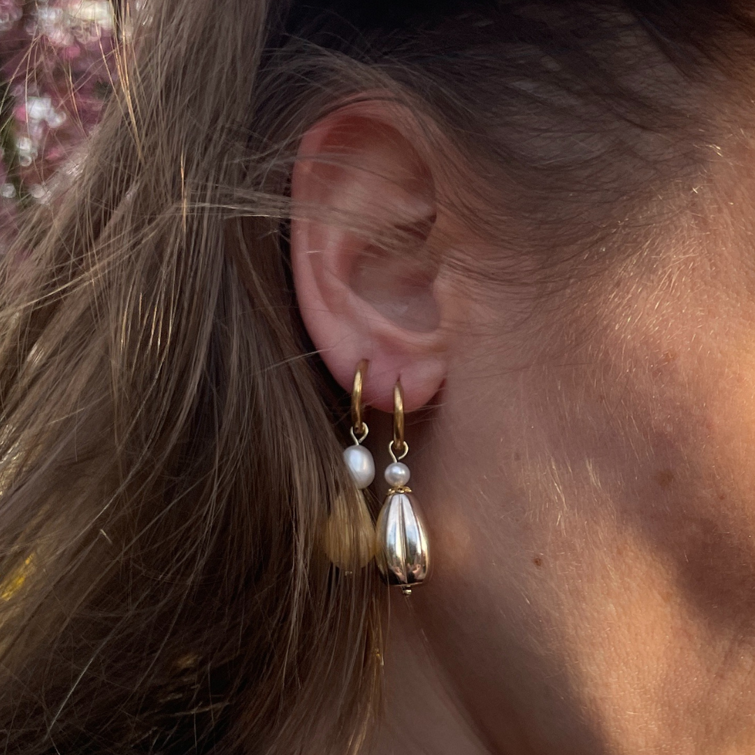 Boucle d'oreille individuelle Single Ladies portée, perles anciennes et perles d'eau douce, création faite main Bibi Joue