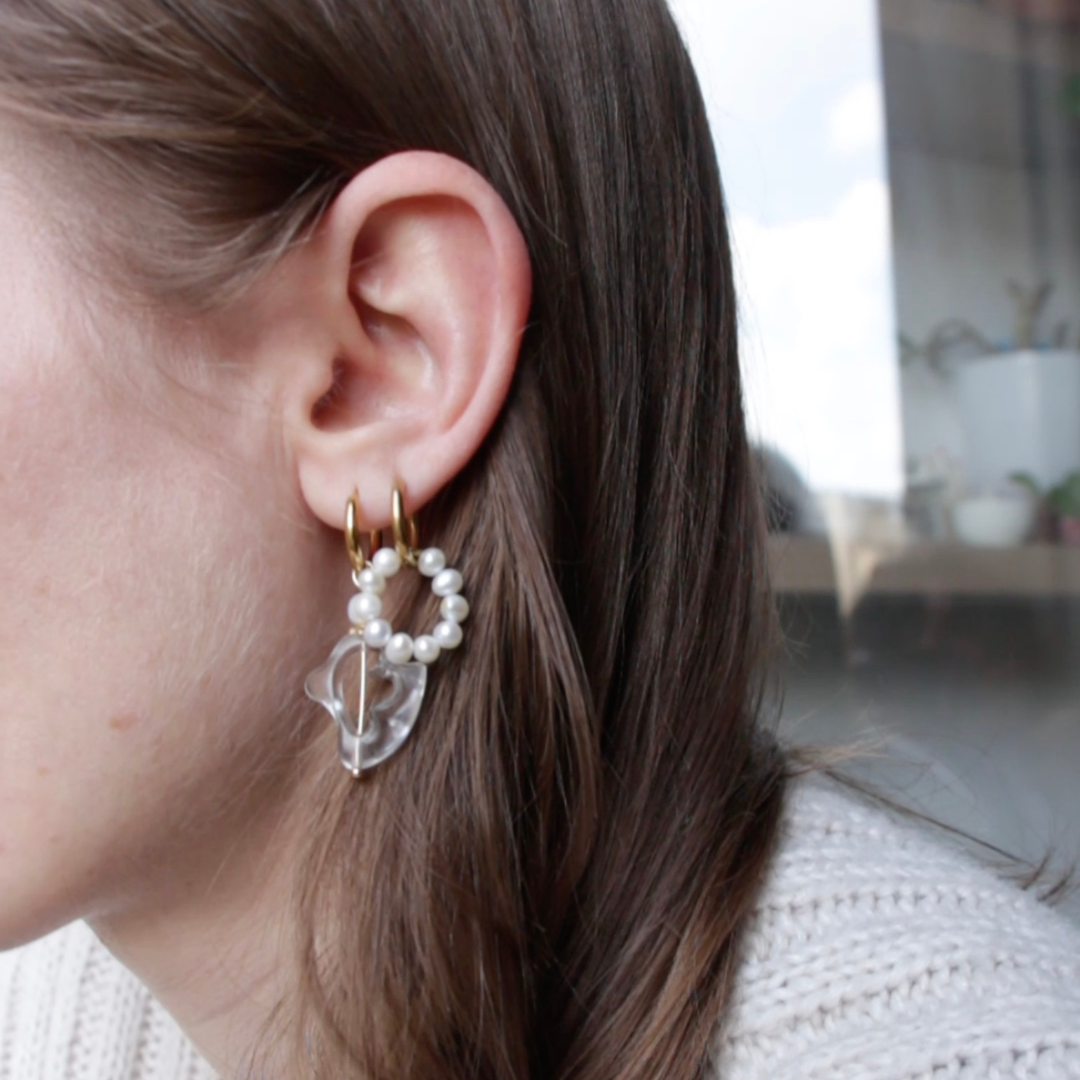 Boucles d'oreilles Single Ladies portées, boucles individuelles et asymétriques, perles vintage et perles de culture; création faite main Bibi Joue