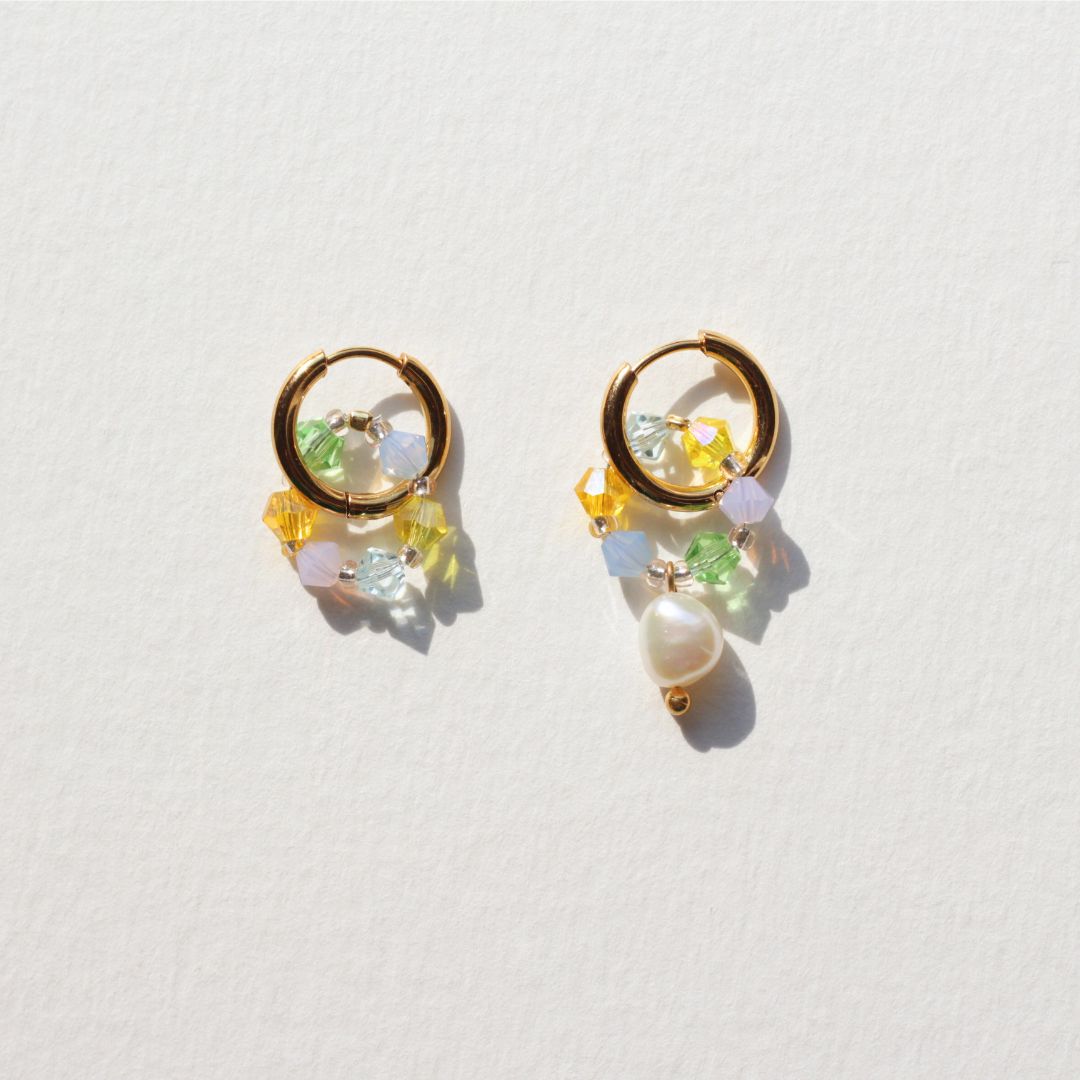 Boucles d’oreilles asymétriques Fireflies faites main avec perles cristal swarovski, création Bibi Joue