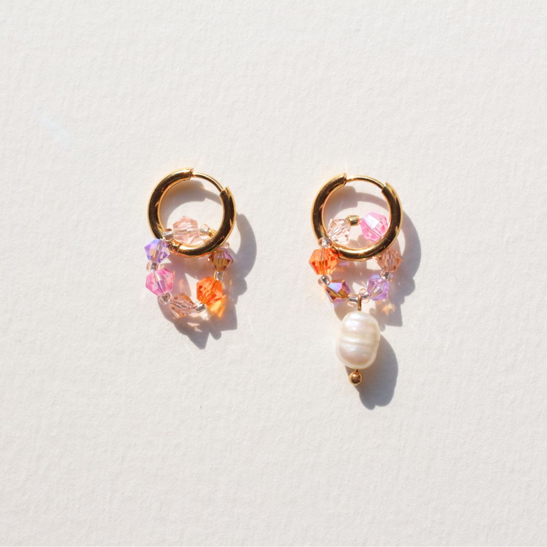 Boucles d’oreilles asymétriques Fireflies faites main avec perles cristal swarovski, création Bibi Joue