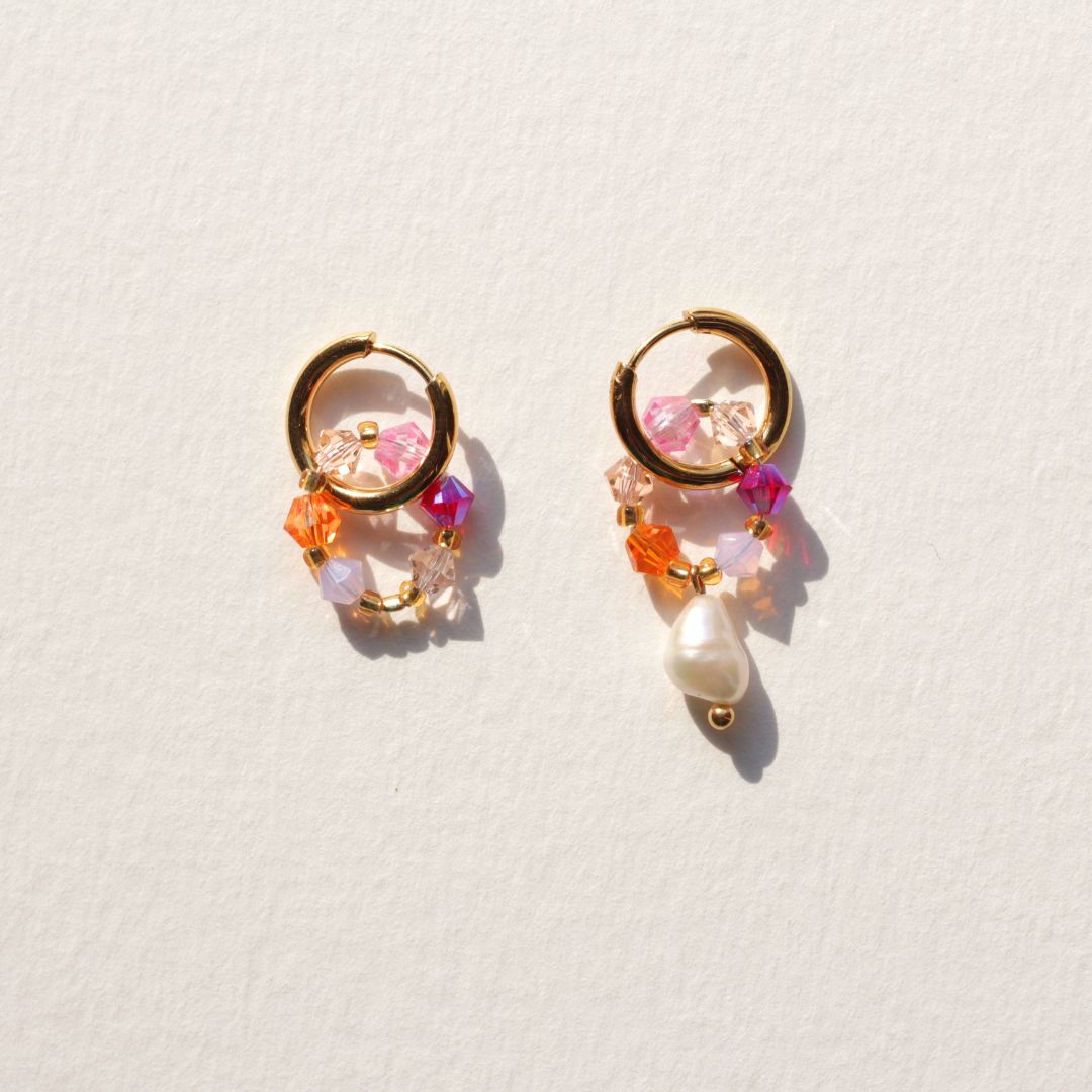 Boucles d’oreilles asymétriques Fireflies faites main avec perles cristal swarovski, création Bibi Joue