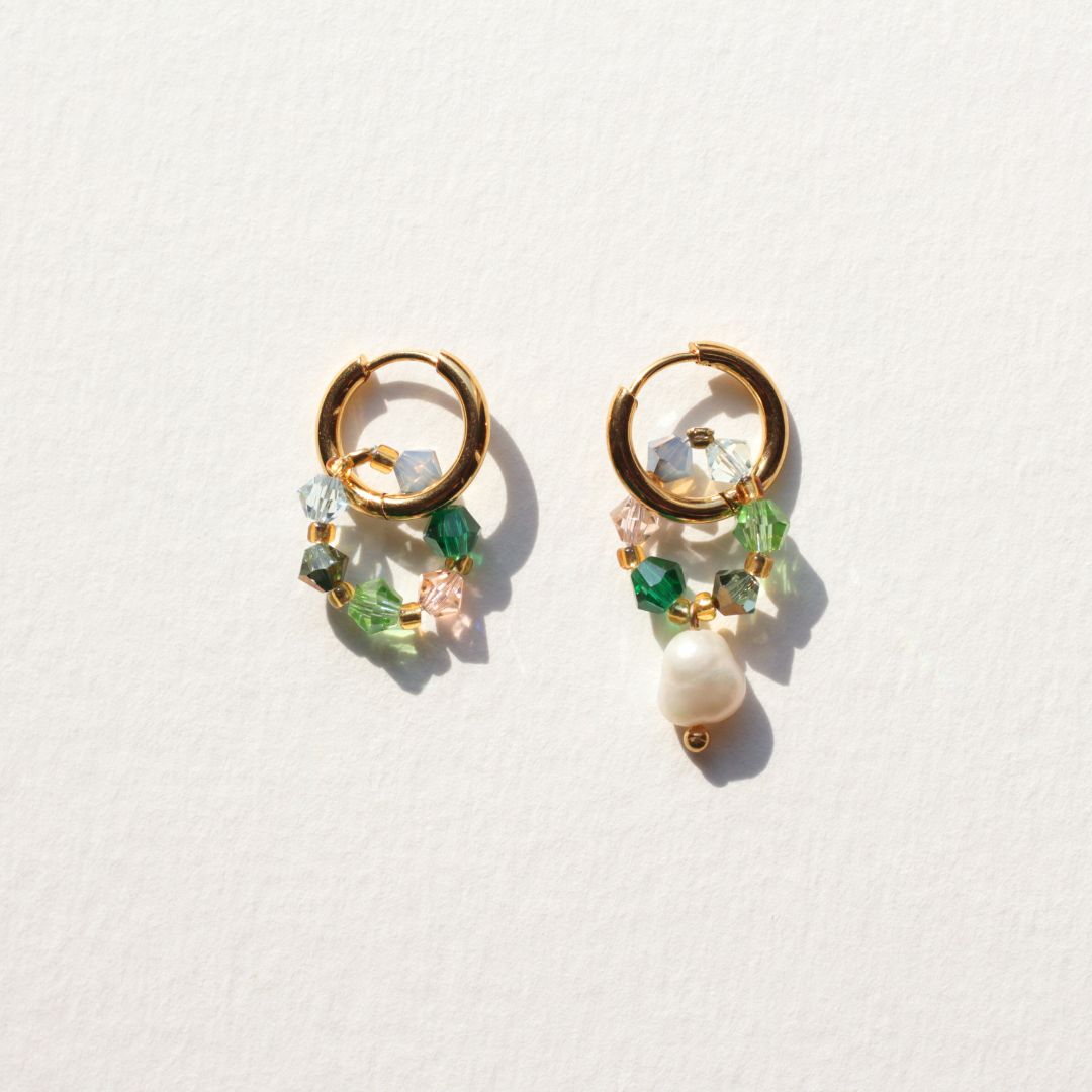 Boucles d’oreilles asymétriques Fireflies faites main avec perles cristal swarovski, création Bibi Joue