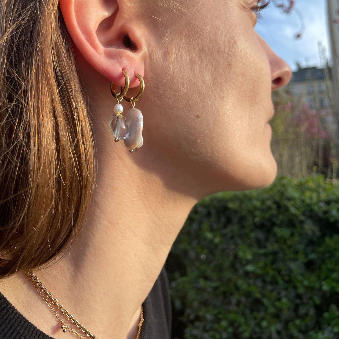 Boucle d'oreille individuelle Single Ladies portée, perles anciennes et perles d'eau douce, création faite main Bibi Joue