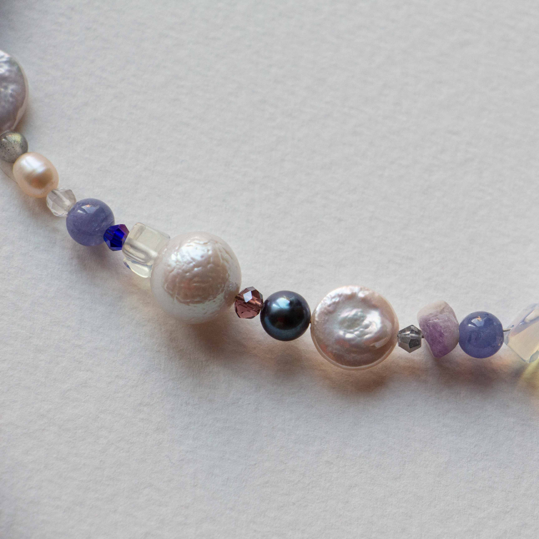 Détail du collier Moon River, couleurs douces, pierres et perles fines, semi-précieuses, création faite main à Paris, Bibi Joue