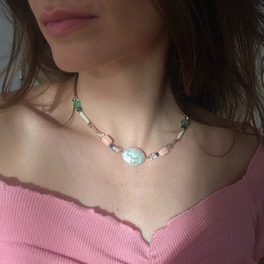 Collier Princesse Keshi porté, perles véritables, vintage, baroques, cristal, création faite main Bibi Joue, pièce unique, élégant et raffiné