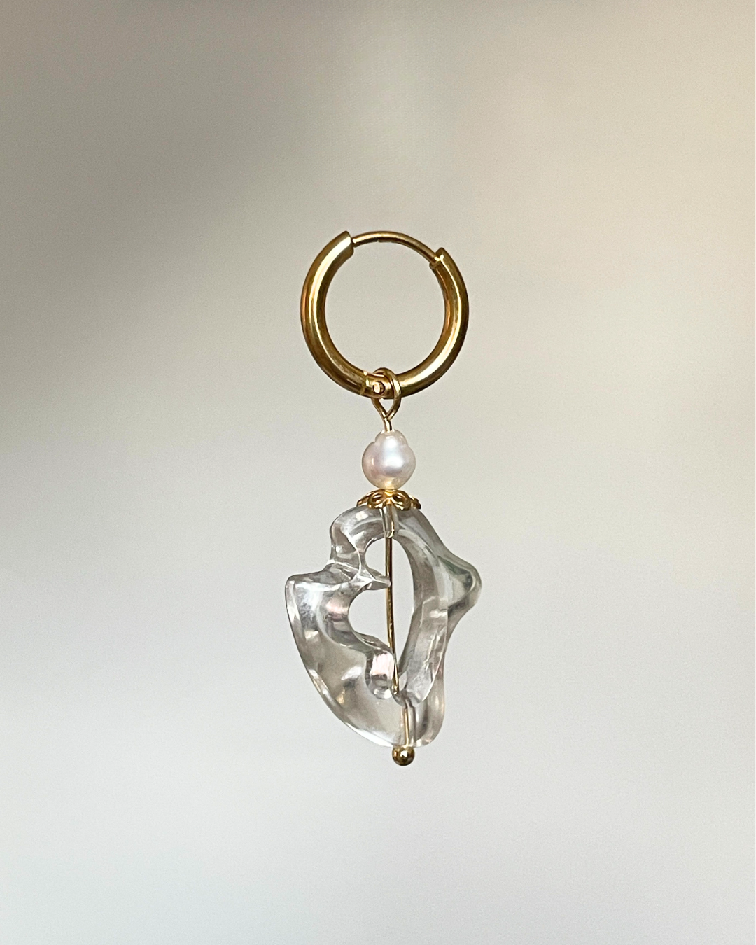 Boucle d'oreille individuelle Single Ladies portée, perles anciennes et perles d'eau douce, création faite main Bibi Joue