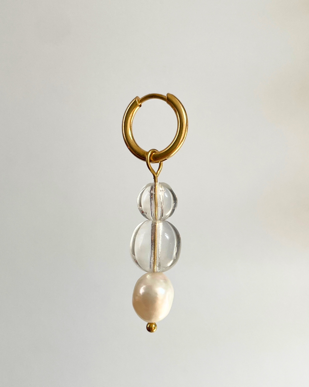 Boucle d'oreille individuelle Single Ladies portée, perles anciennes et perles d'eau douce, création faite main Bibi Joue