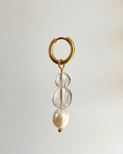 Boucle d'oreille individuelle Single Ladies portée, perles anciennes et perles d'eau douce, création faite main Bibi Joue