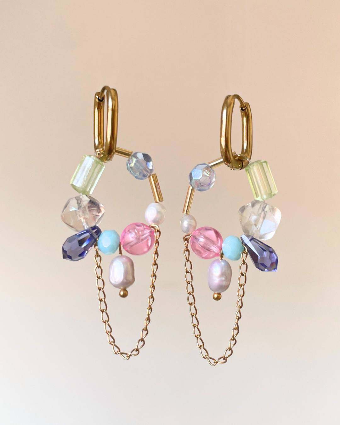 Boucles d’oreilles Healing faites main avec perles rose, bleues, vertes et violettes, tons pastels, originales, création Bibi Joue, pièce unique