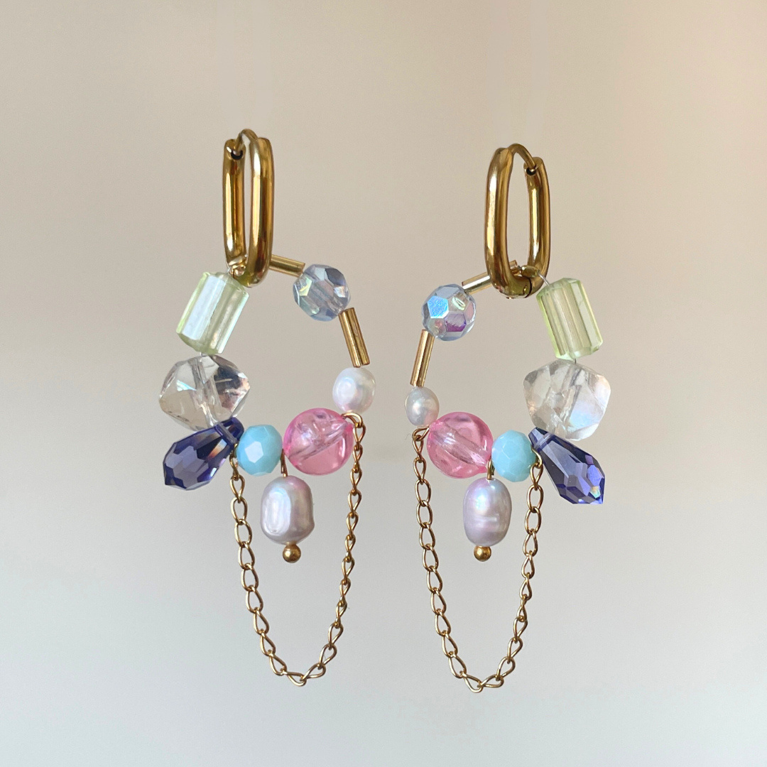 Boucles d’oreilles Healing faites main avec perles rose, bleues, vertes et violettes, tons pastels, originales, création Bibi Joue, pièce unique