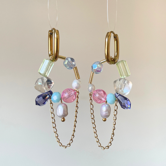 Boucles d’oreilles Healing faites main avec perles rose, bleues, vertes et violettes, tons pastels, originales, création Bibi Joue, pièce unique