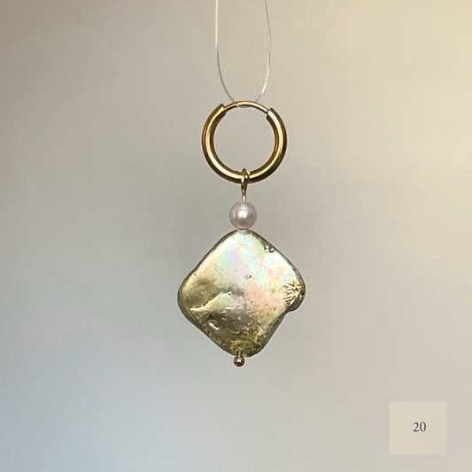 Boucle d'oreille individuelle Single Ladies, perles anciennes et perles d'eau douce, création faite main Bibi Joue
