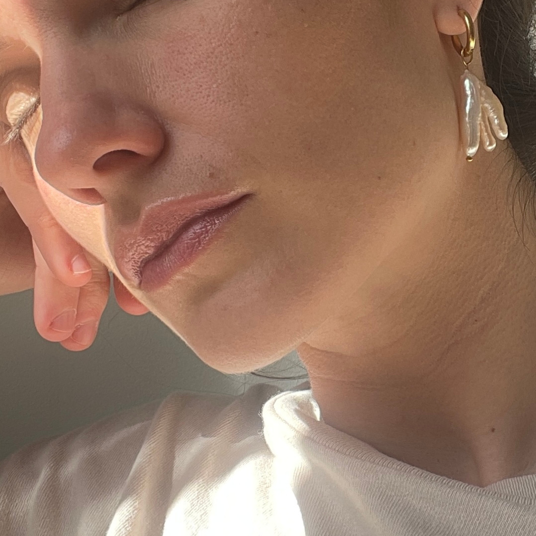 Boucle d'oreille individuelle Single Ladies portée, perle d'eau douce baroque, création faite main Bibi Joue