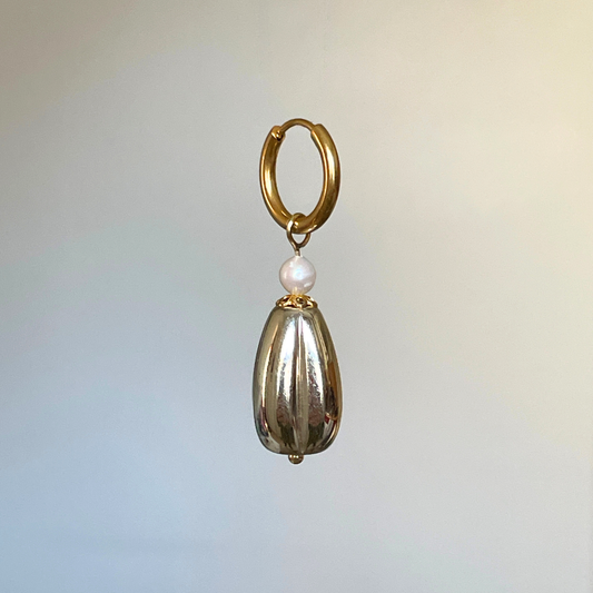 Boucle d'oreille individuelle Single Ladies, perles anciennes et perles d'eau douce, création faite main Bibi Joue