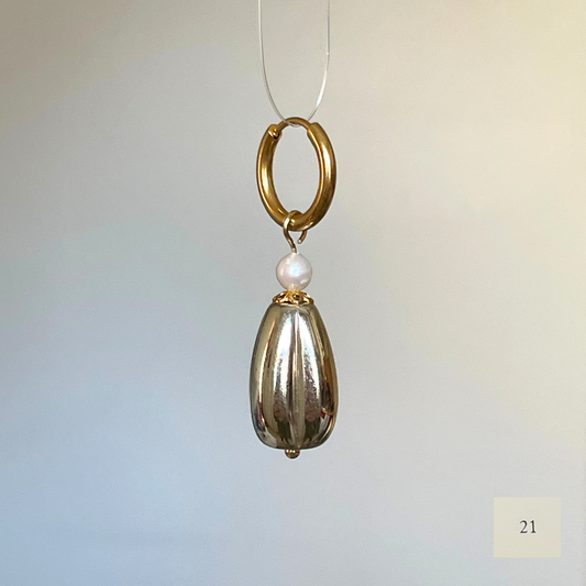Boucle d'oreille individuelle Single Ladies, perles anciennes et perles d'eau douce, création faite main Bibi Joue