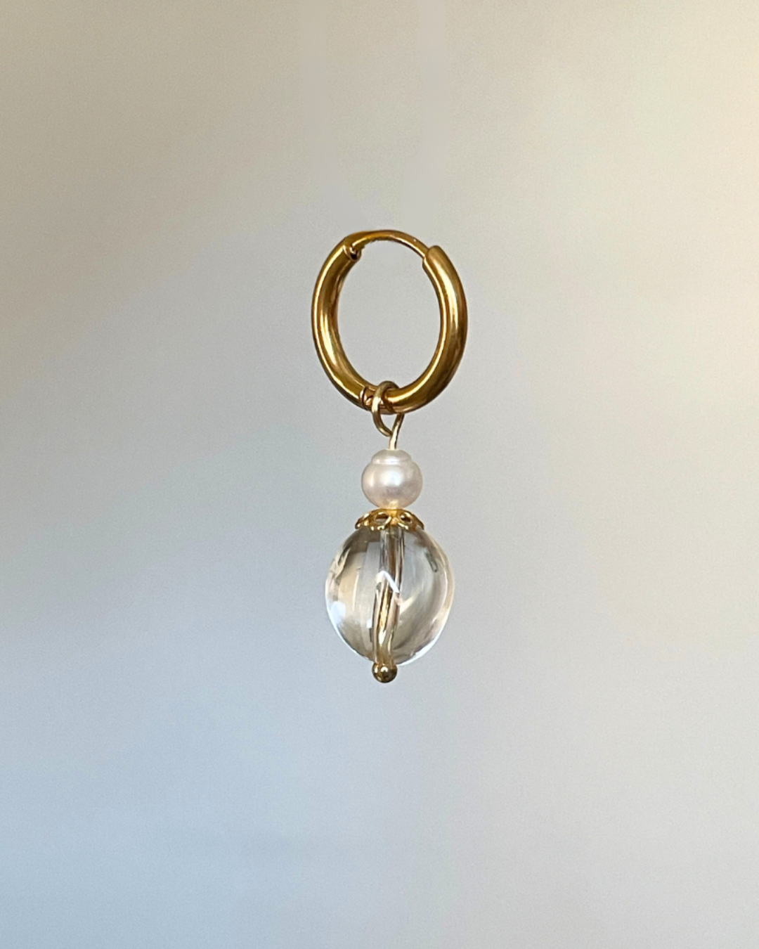 Boucle d'oreille individuelle Single Ladies portée, perles anciennes et perles d'eau douce, création faite main Bibi Joue