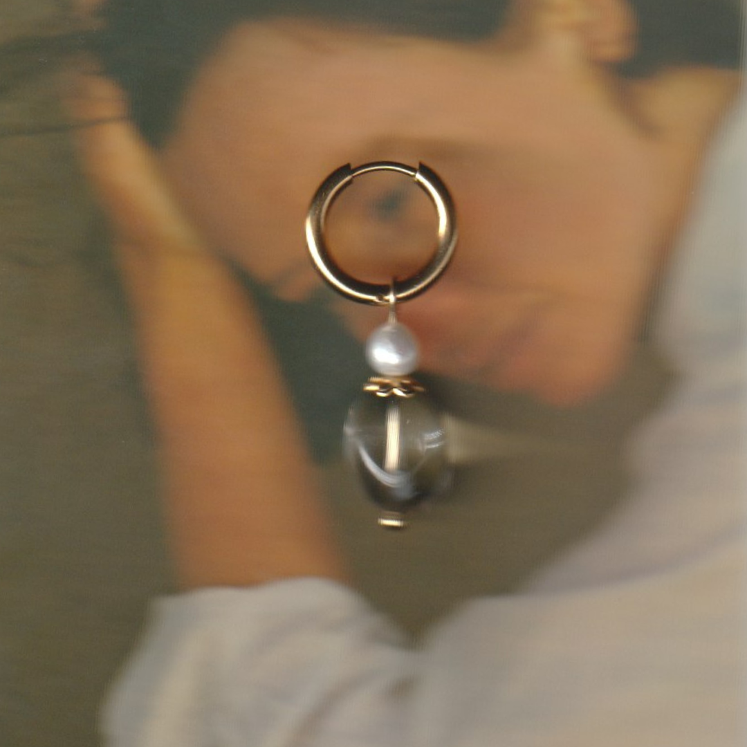 Boucle d'oreille individuelle Single Ladies portée, perles anciennes et perles d'eau douce, création faite main Bibi Joue