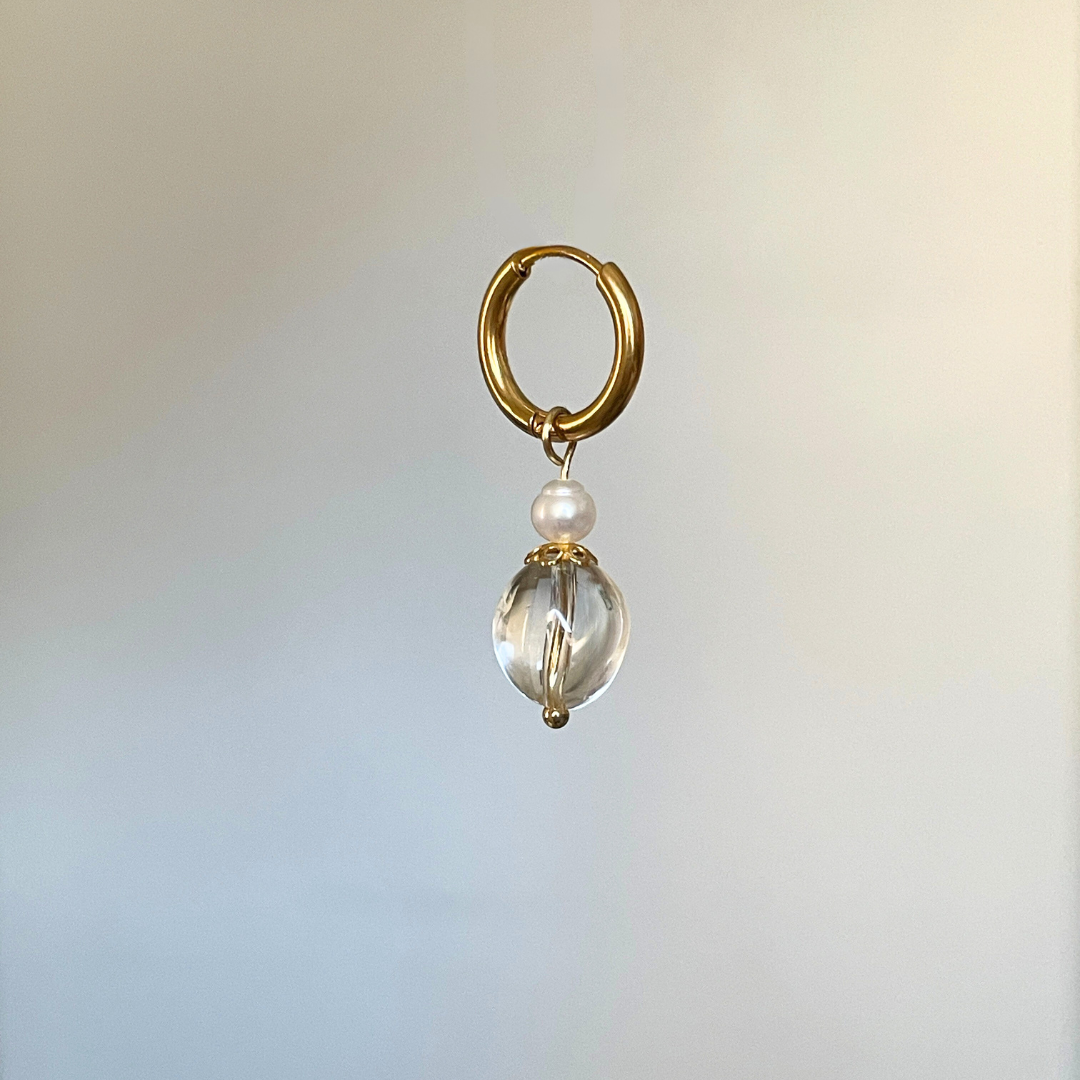 Boucle d'oreille individuelle Single Ladies perles anciennes et perles d'eau douce, création faite main Bibi Joue