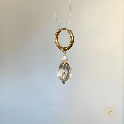 Boucle d'oreille individuelle Single Ladies perles anciennes et perles d'eau douce, création faite main Bibi Joue