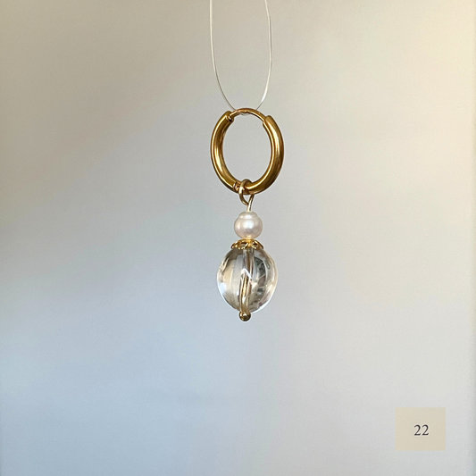 Boucle d'oreille individuelle Single Ladies perles anciennes et perles d'eau douce, création faite main Bibi Joue
