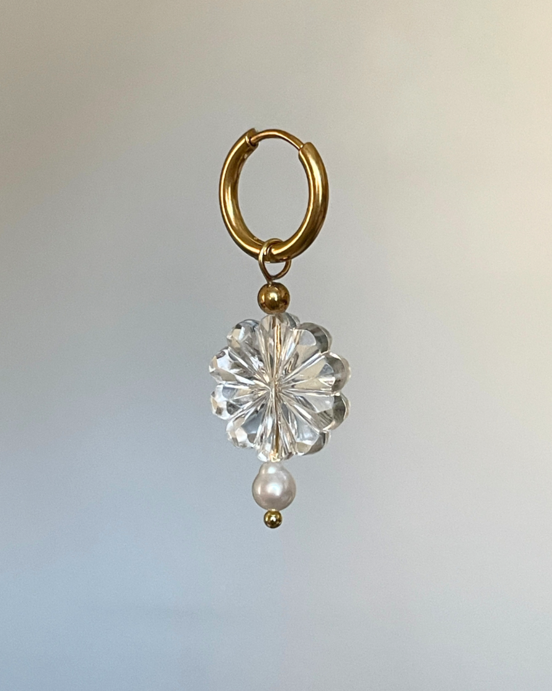 Boucle d'oreille individuelle Single Ladies portée, perles anciennes et perles d'eau douce, création faite main Bibi Joue