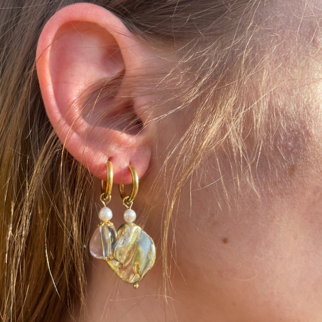 Boucle d'oreille individuelle Single Ladies portée, perles anciennes et perles d'eau douce, création faite main Bibi Joue