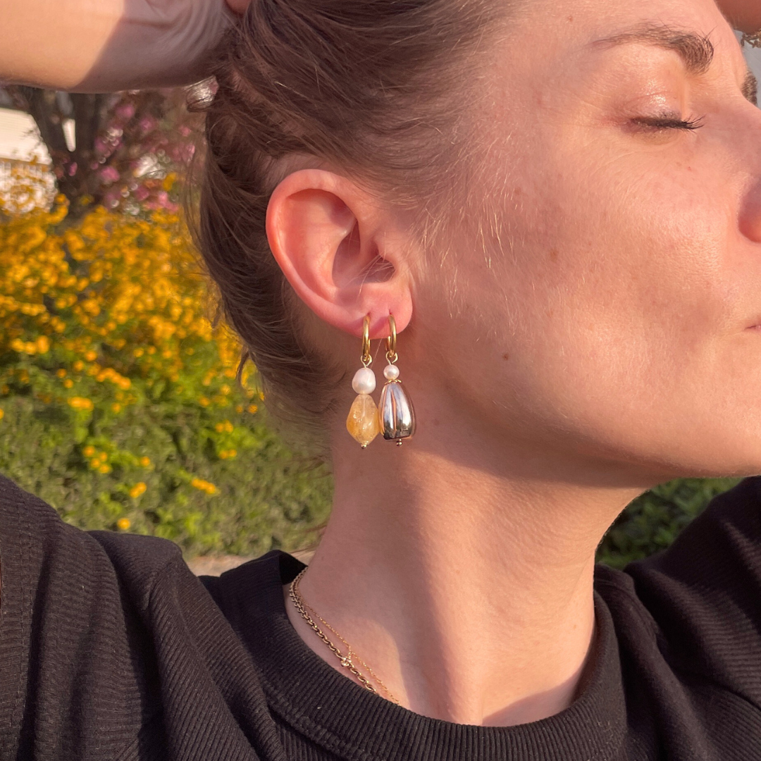 Boucles d'oreilles Single Ladies portées, boucles individuelles et asymétriques, perles anciennes et baroques, perles de culture, création faite main Bibi Joue