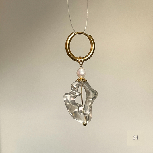 Boucles d'oreilles Single Ladies, boucles individuelles et asymétriques, perle vintage, création faite main Bibi Joue