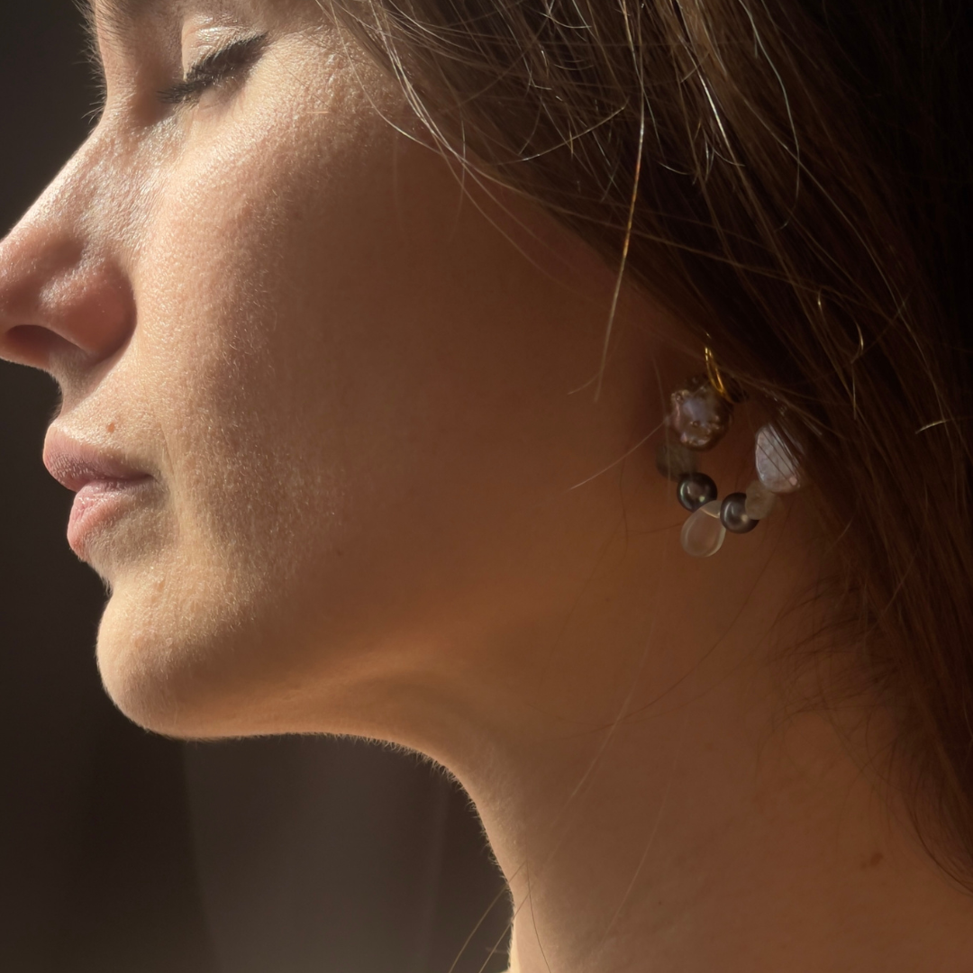 Boucles d'oreilles asymétriques Mars portées, perles irrégulières et baroques, précieuses et originales, faites main, création Bibi Joue