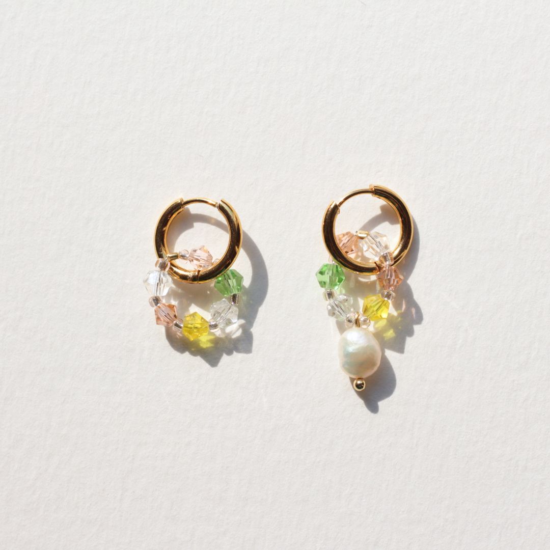 Boucles d’oreilles asymétriques Fireflies faites main avec perles cristal swarovski, création Bibi Joue