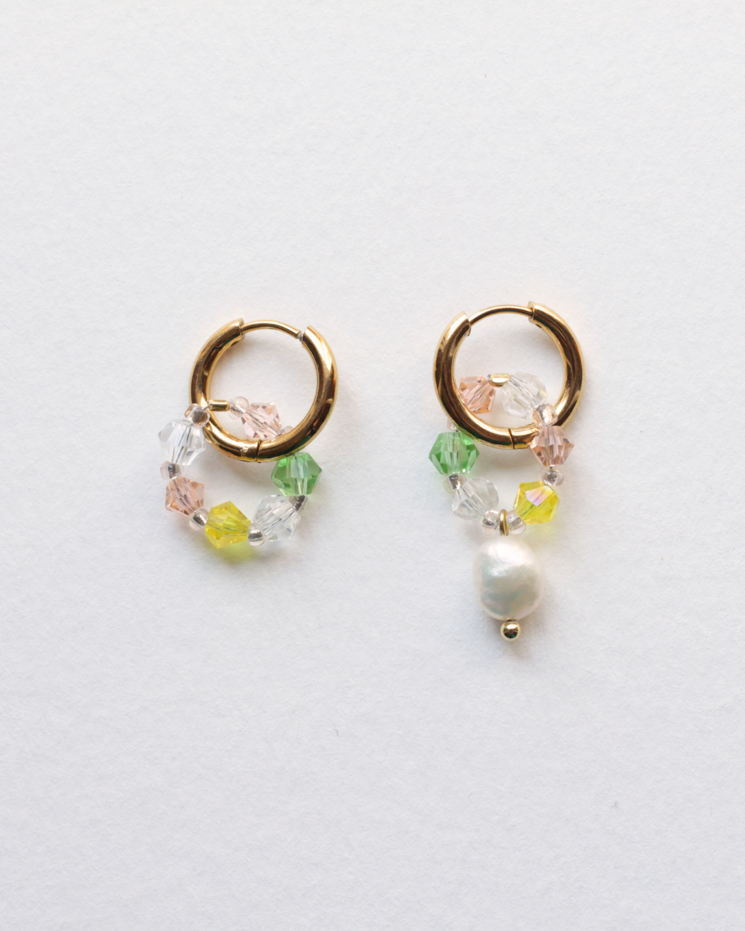 Boucles d’oreilles asymétriques Fireflies faites main avec perles cristal swarovski, création Bibi Joue