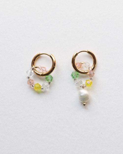 Boucles d’oreilles asymétriques Fireflies faites main avec perles cristal swarovski, création Bibi Joue