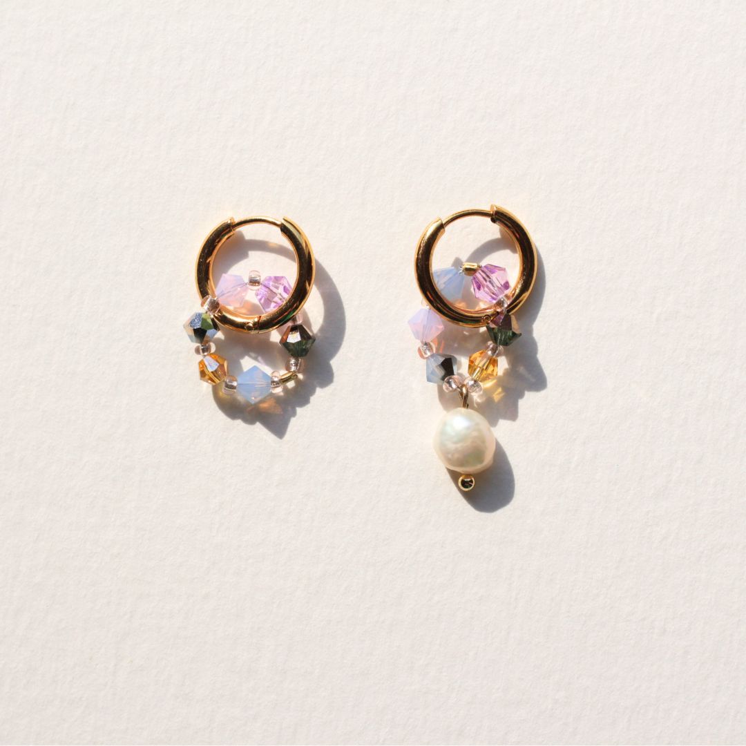 Boucles d’oreilles asymétriques Fireflies faites main avec perles cristal swarovski, création Bibi Joue