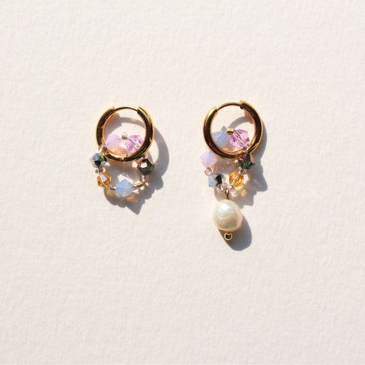 Boucles d’oreilles asymétriques Fireflies faites main avec perles cristal swarovski, création Bibi Joue