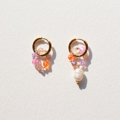 Boucles d’oreilles asymétriques Fireflies faites main avec perles cristal swarovski, création Bibi Joue