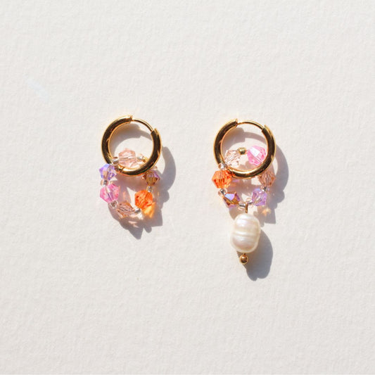 Boucles d’oreilles asymétriques Fireflies faites main avec perles cristal swarovski, création Bibi Joue