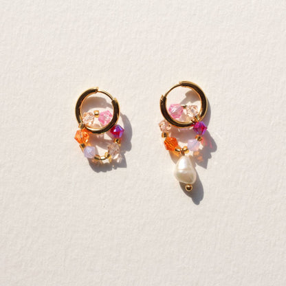 Boucles d’oreilles asymétriques Fireflies faites main avec perles cristal swarovski, création Bibi Joue
