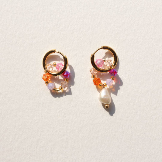 Boucles d’oreilles asymétriques Fireflies faites main avec perles cristal swarovski, création Bibi Joue