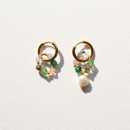 Boucles d’oreilles asymétriques Fireflies faites main avec perles cristal swarovski, création Bibi Joue