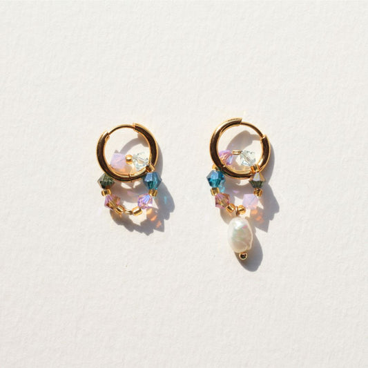 Boucles d’oreilles asymétriques Fireflies faites main avec perles cristal swarovski, création Bibi Joue