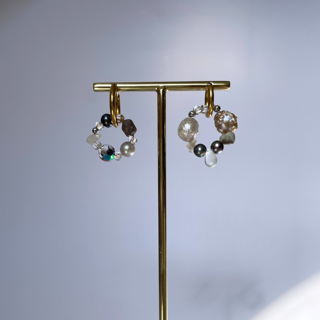 Boucles d'oreilles asymétriques Mars, perles irrégulières et baroques, précieuses et originales, faites main, création Bibi Joue