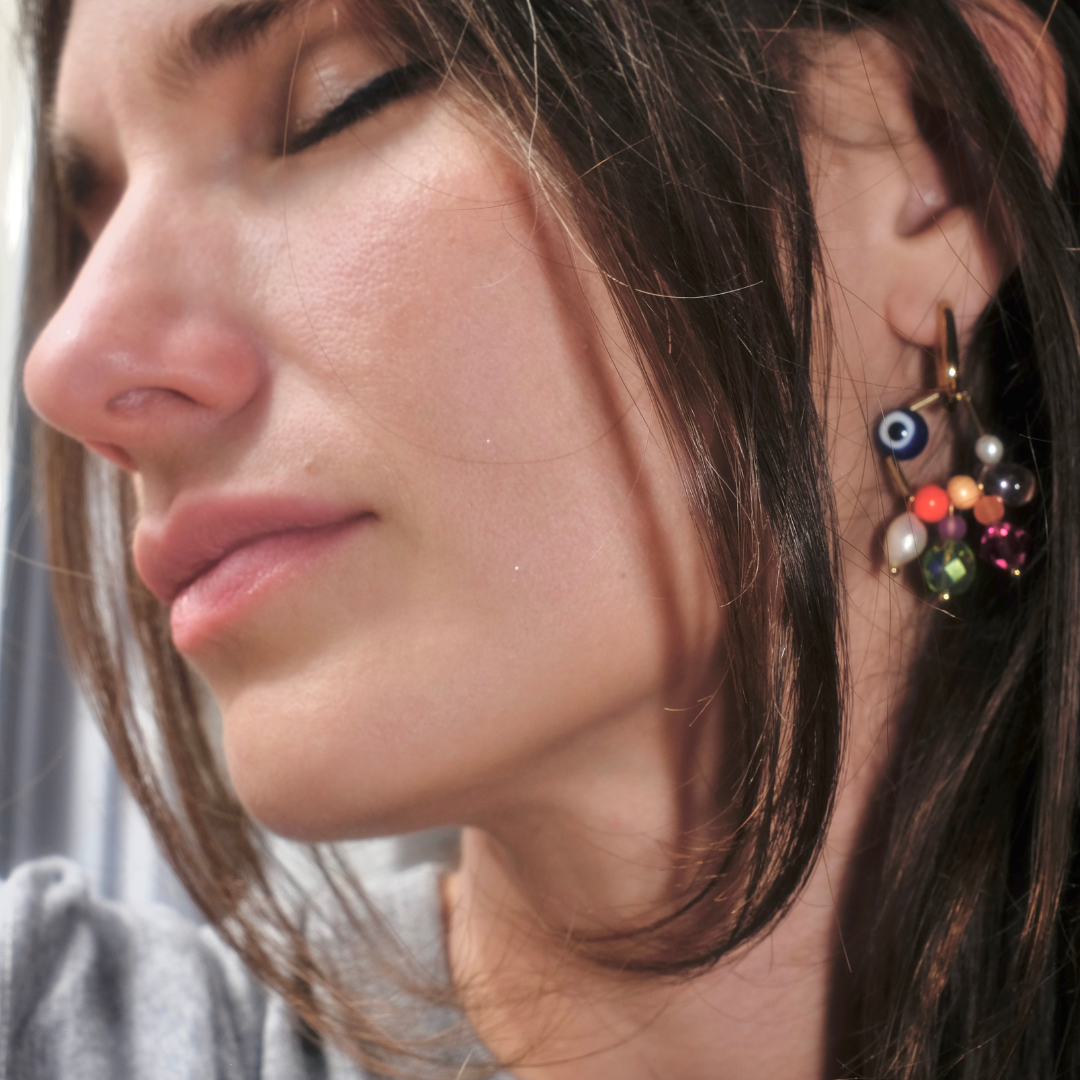 Boucles d'oreilles Healing avec oeil bleu portées, couleurs vives, design original, création Bibi Joue, pièce unique, porté zoomé