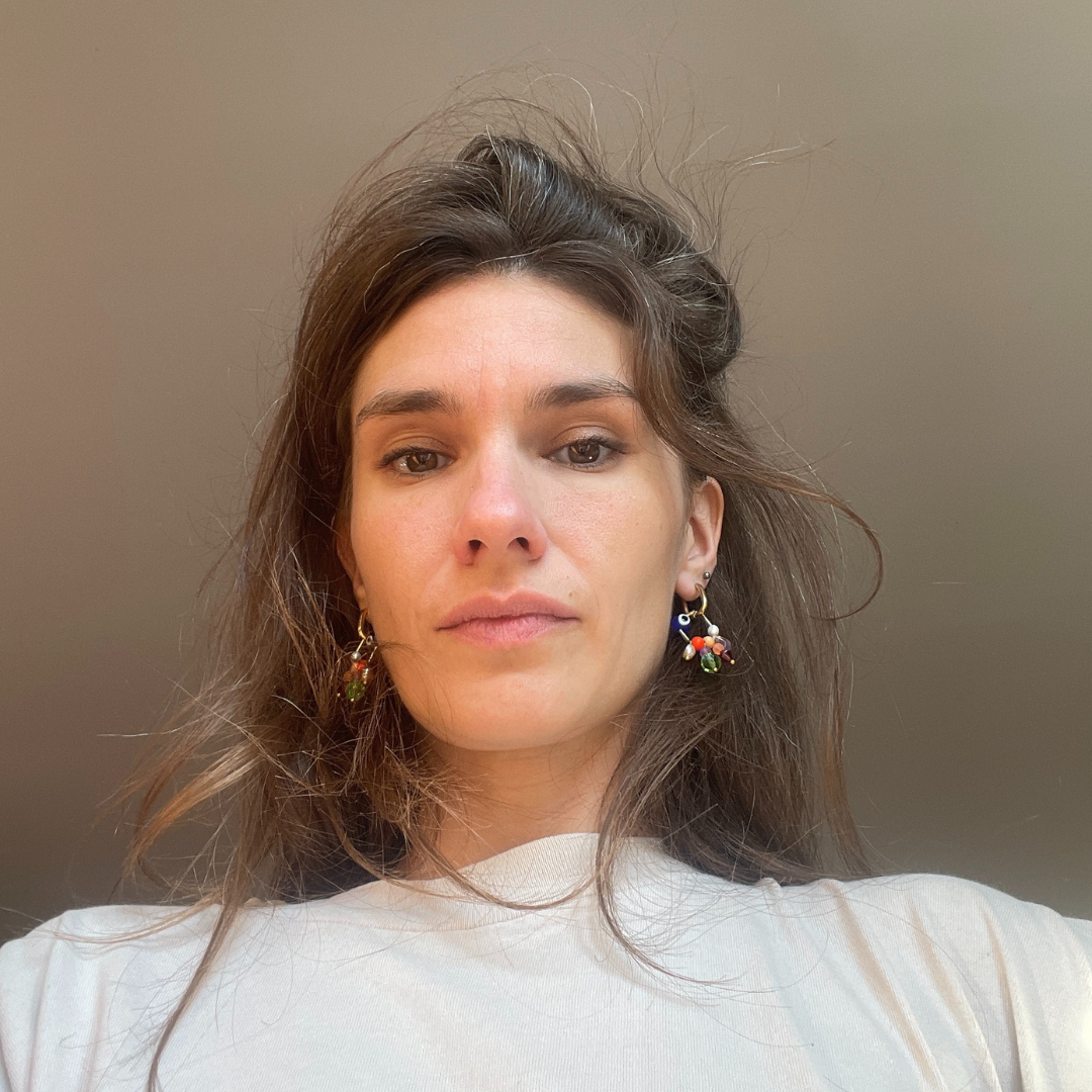 Boucles d’oreilles Healing faites main avec perles oeil bleu, couleurs vives, originales, création Bibi Joue, photo portées de face
