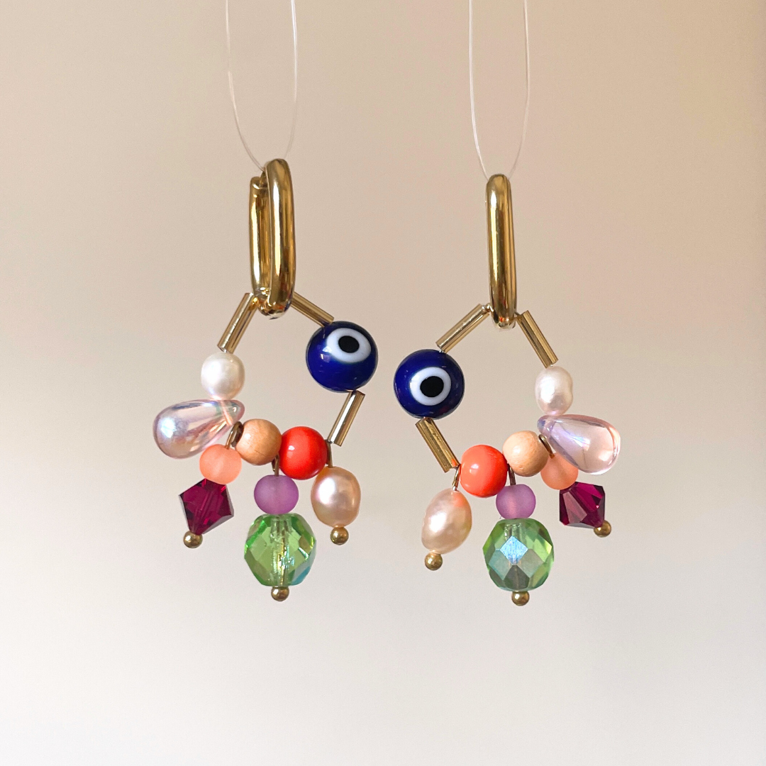 Boucles d’oreilles Healing faites main avec perles oeil bleu, couleurs vives, originales, création Bibi Joue, pièce unique