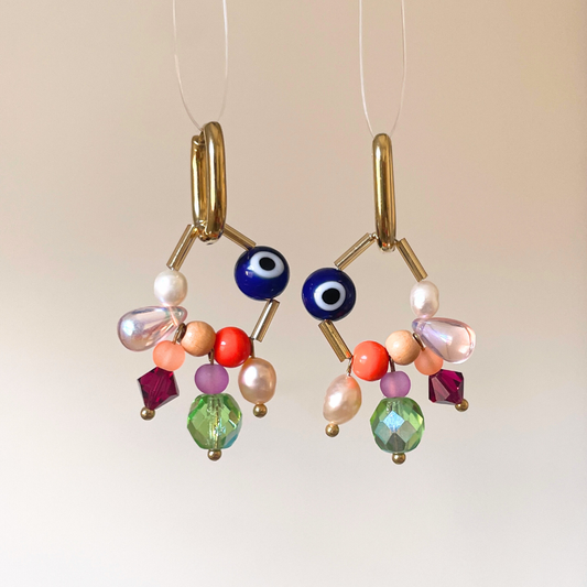 Boucles d’oreilles Healing faites main avec perles oeil bleu, couleurs vives, originales, création Bibi Joue, pièce unique