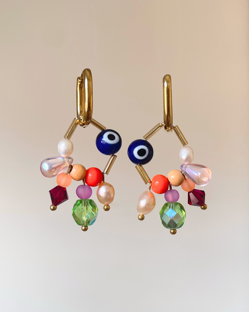 Boucles d’oreilles Healing faites main avec perles oeil bleu, couleurs vives, originales, création Bibi Joue, pièce unique