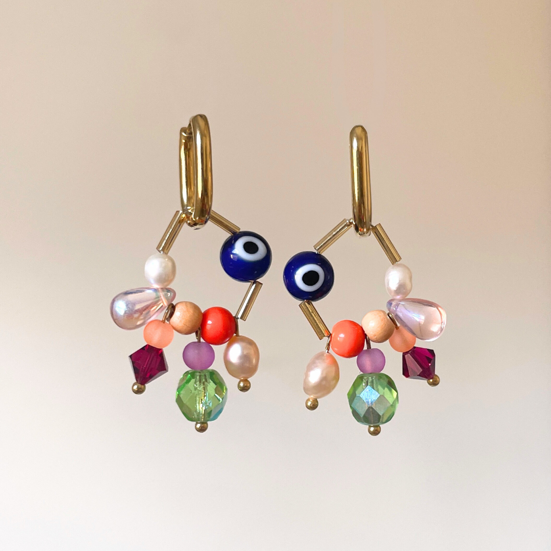 Boucles d’oreilles Healing faites main avec perles oeil bleu, couleurs vives, originales, création Bibi Joue, pièce unique